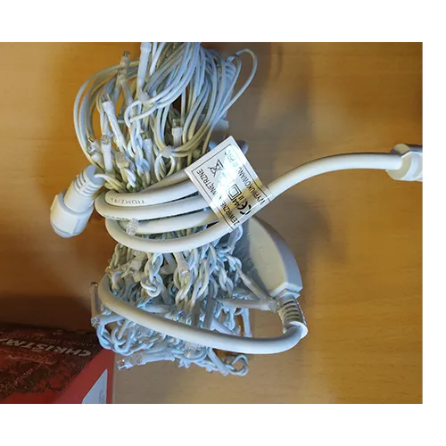 Extendable icicle-style lighting chain with 80 LED lights on a string with blinking function.