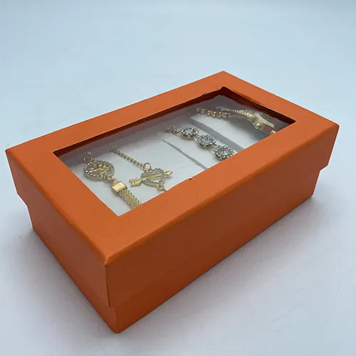 Jewelry set consisting of a wristwatch and bracelets.