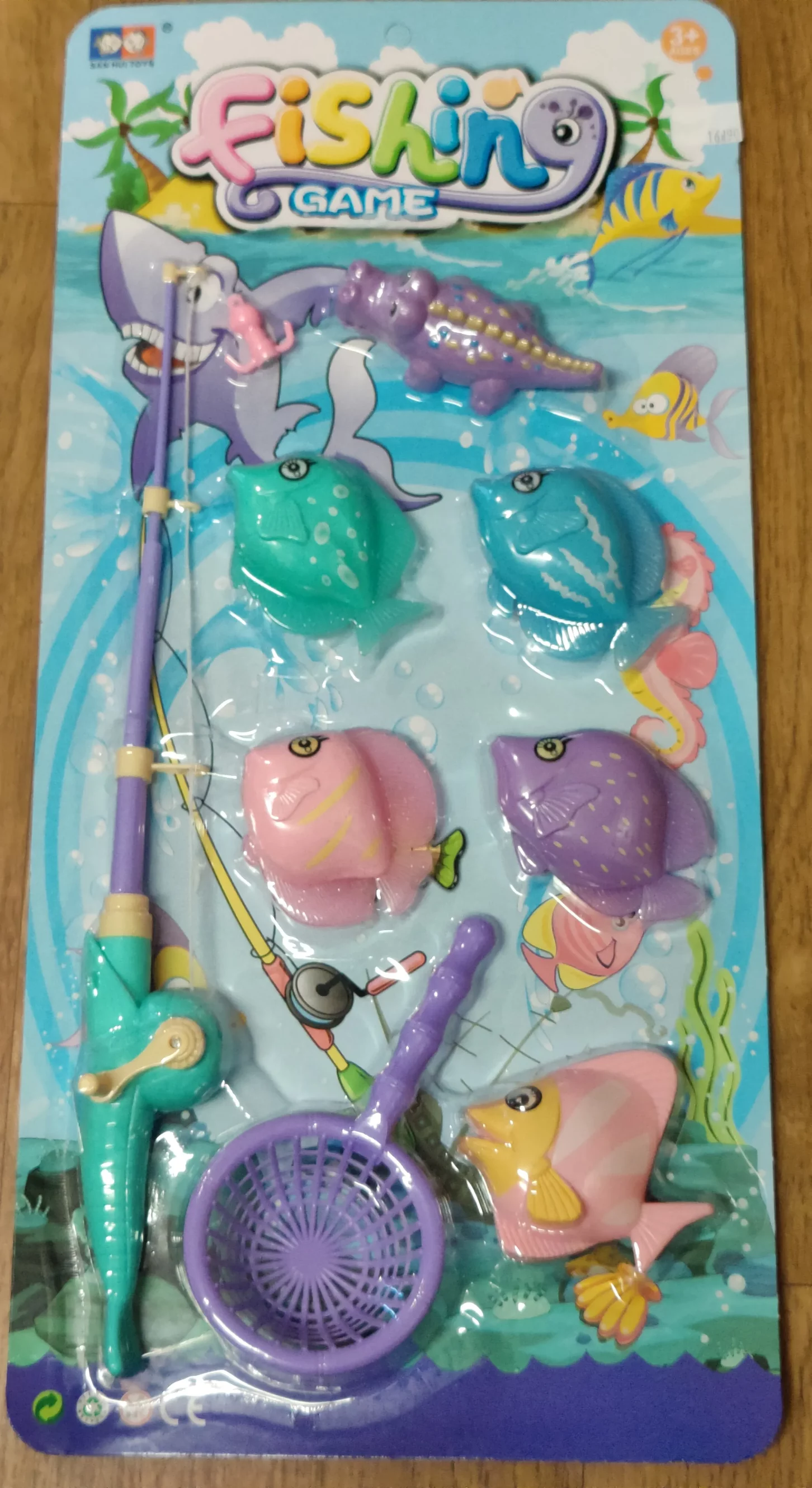 The set consists of a fishing rod with a hook (magnetic element) attached to a line, six figurines with metal components attached and a plastic landing net.