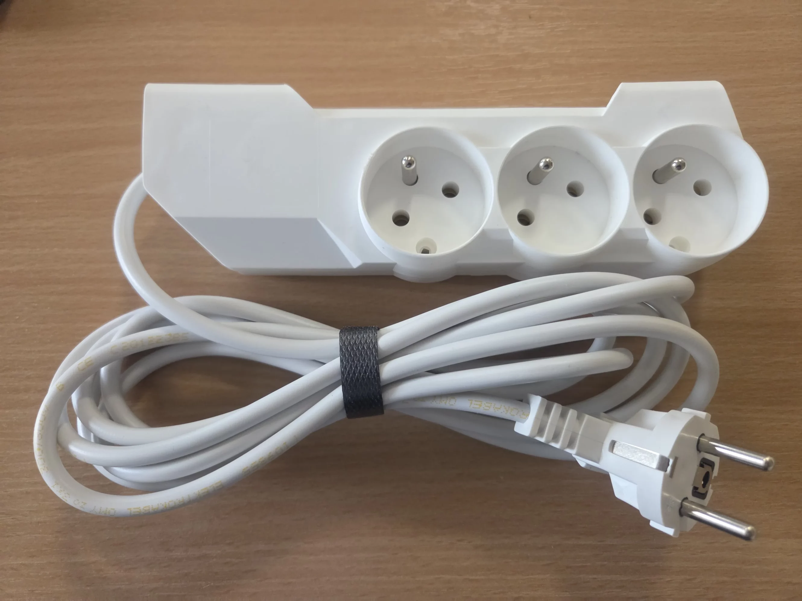 Extension lead with three sockets, and a length of three meters.