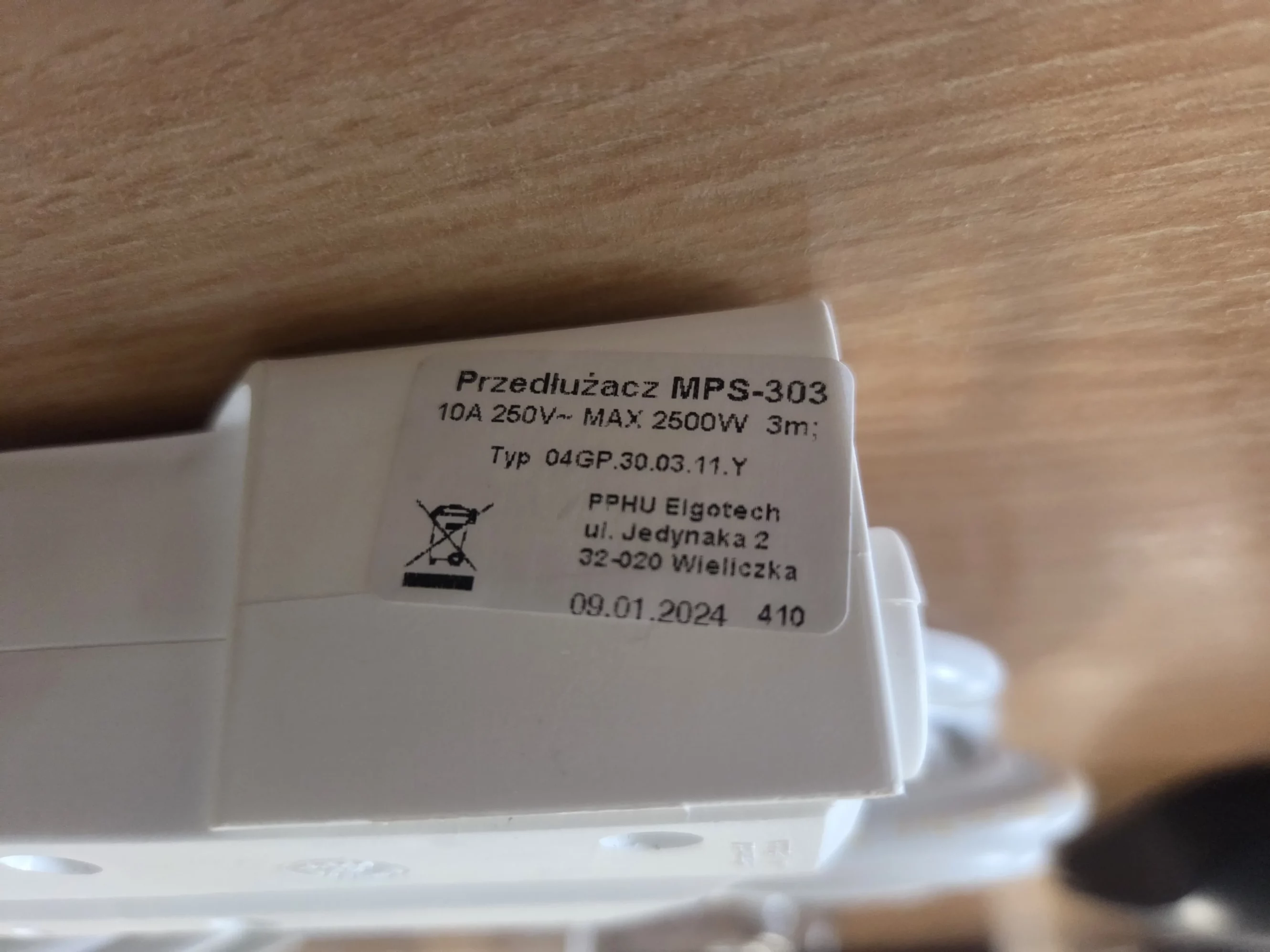 Extension lead with three sockets, and a length of three meters.