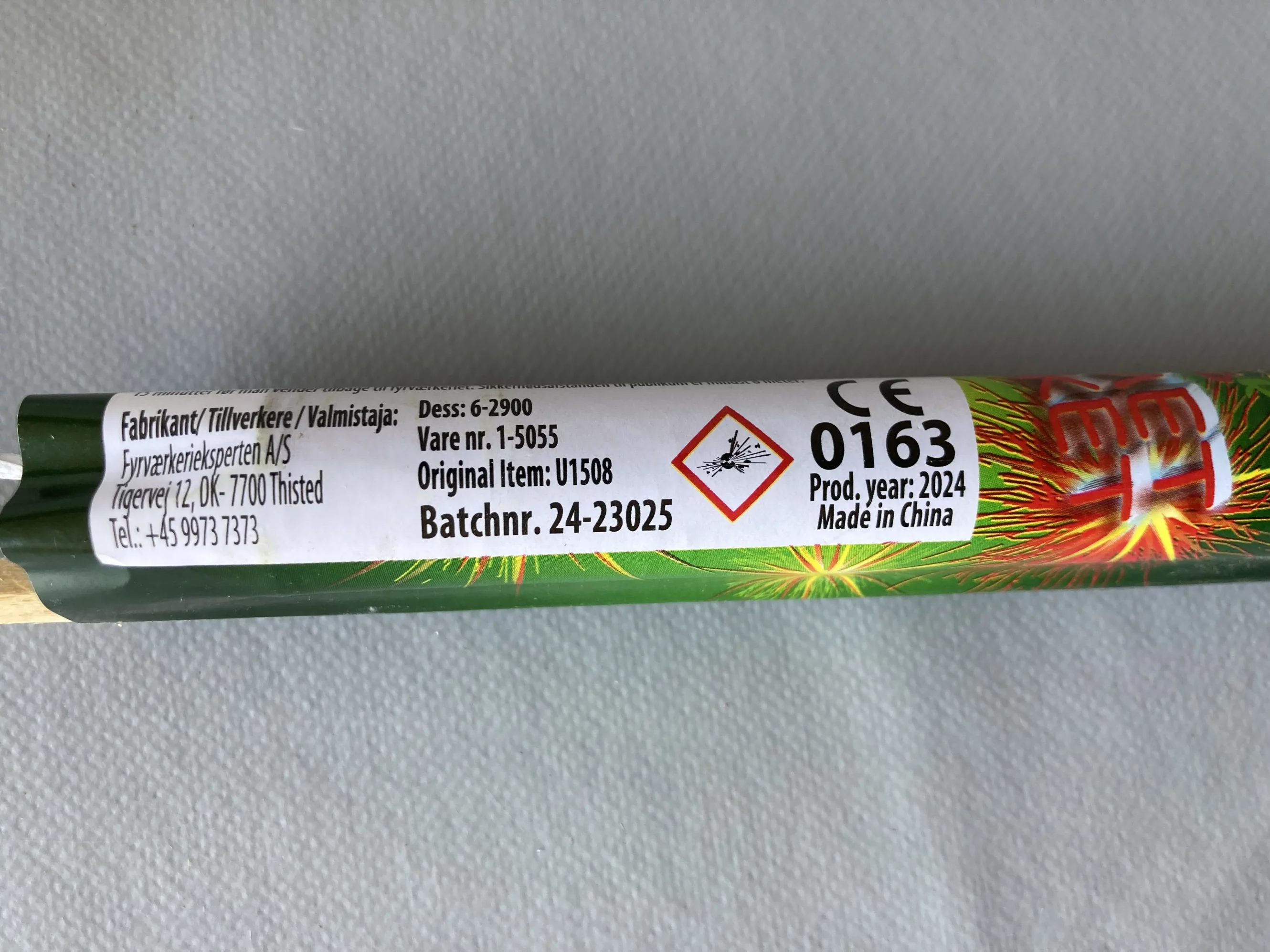 Fireworks, green rocket.