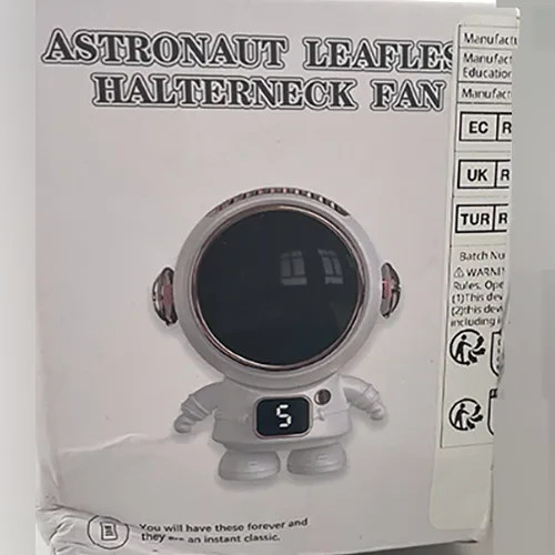 Black electric astronaut-shaped fan of approx. 10 cm with USB cable in cardboard box.