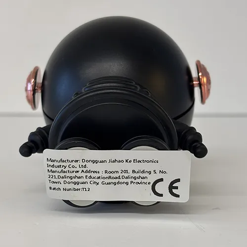 Black electric astronaut-shaped fan of approx. 10 cm with USB cable in cardboard box.