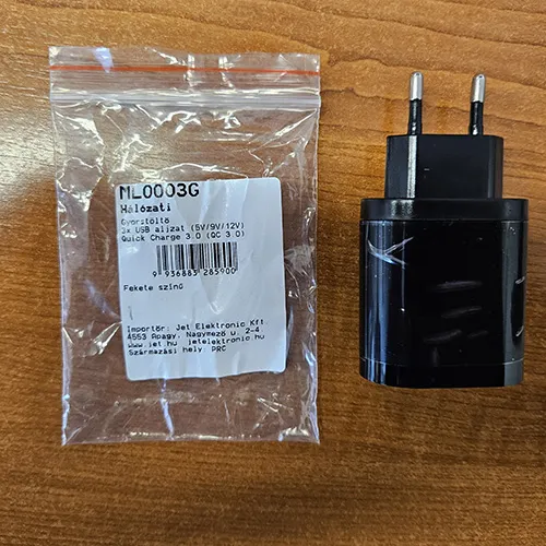 Black battery charger with three USB-A ports. Output: 5V/9V/12V.