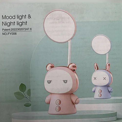 Table light delivered with a USB cable.